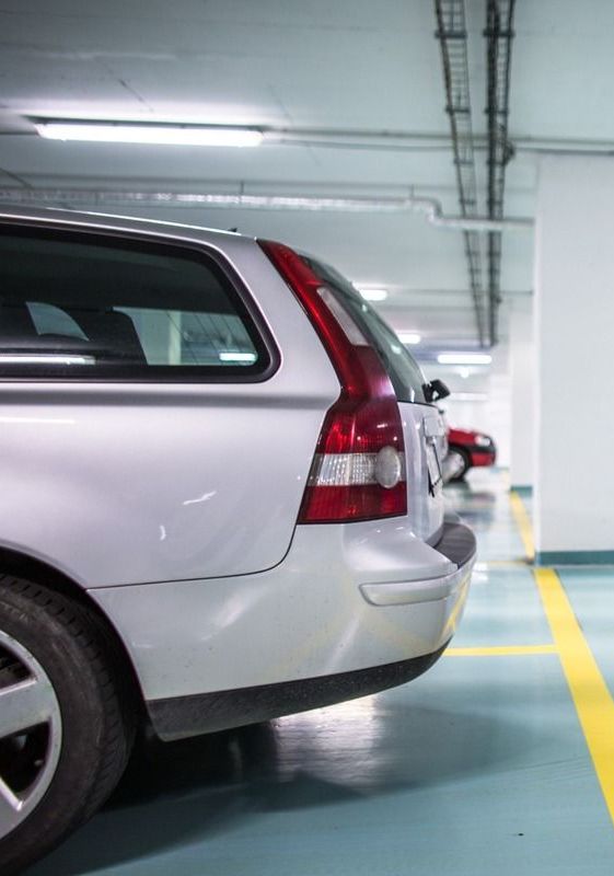 pavimentos recorte coche en aparcamiento subterraneao